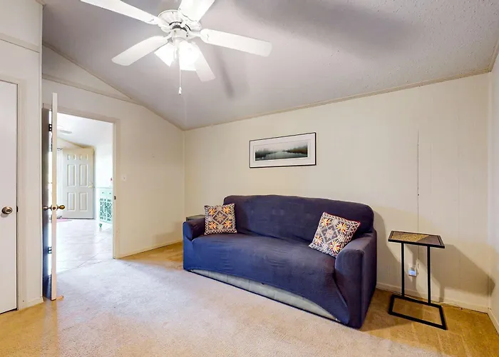 Sunny Coastal Hideaway With Patio Large Deck W&d & Ac *