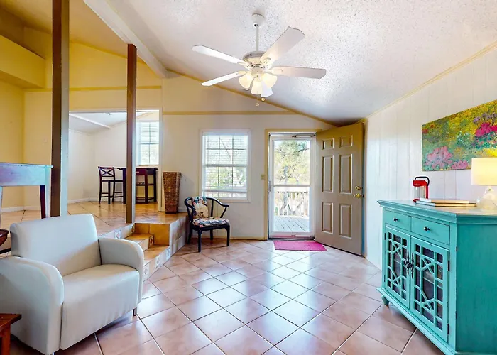 Sunny Coastal Hideaway With Patio Large Deck W&d & Ac Holiday home