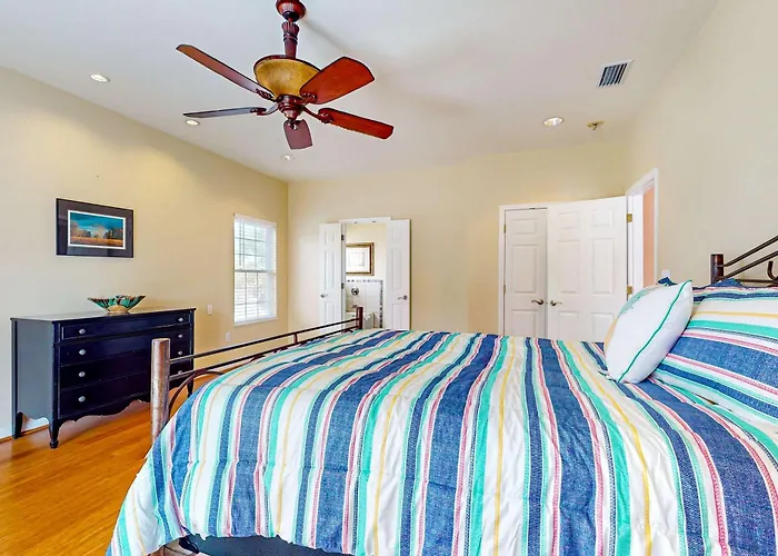 Sunny Coastal Hideaway With Patio Large Deck W&d & Ac Holiday home