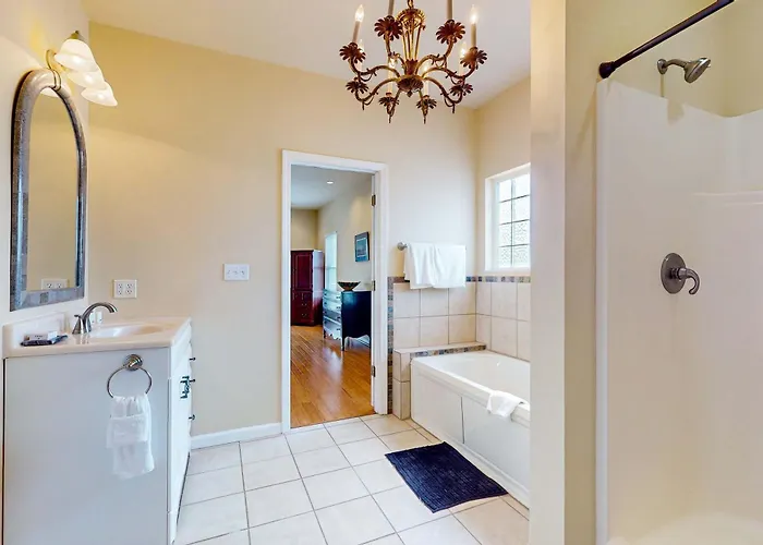 Sunny Coastal Hideaway With Patio Large Deck W&d & Ac