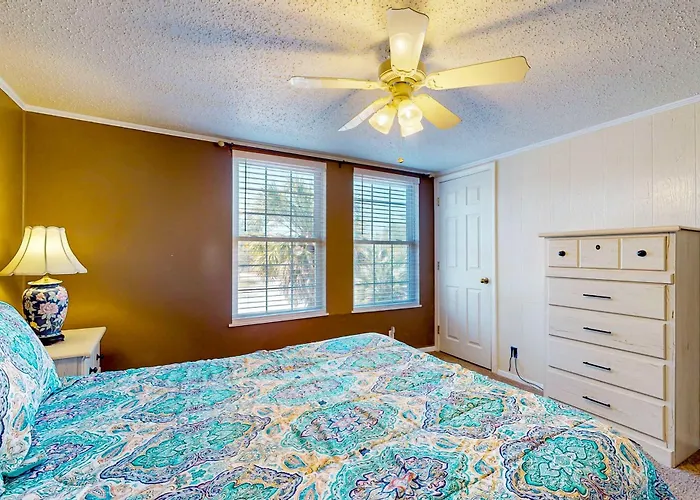 Sunny Coastal Hideaway With Patio Large Deck W&d & Ac